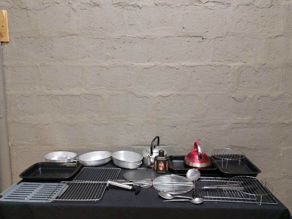 Lot of assorted kitchen cookware & utensils — approx. 20 pieces