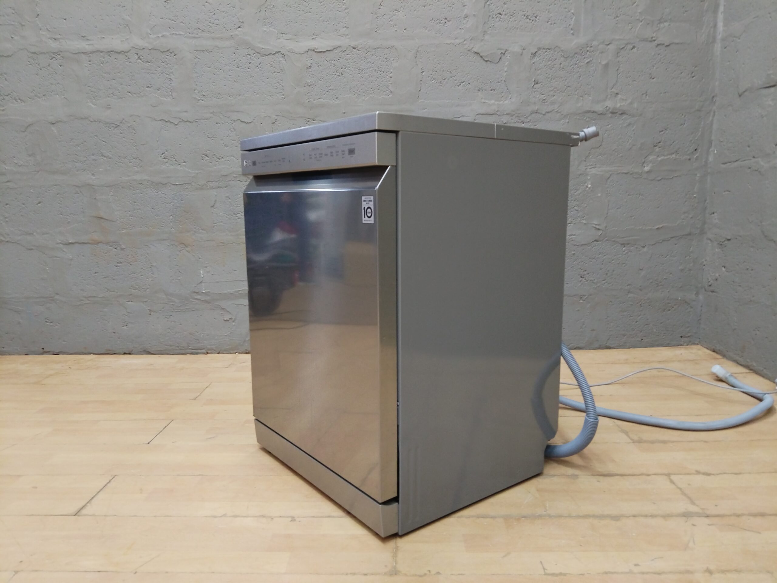 LG freestanding dishwasher DFB425FP — stainless-look, racks & cutlery basket, control panel lig