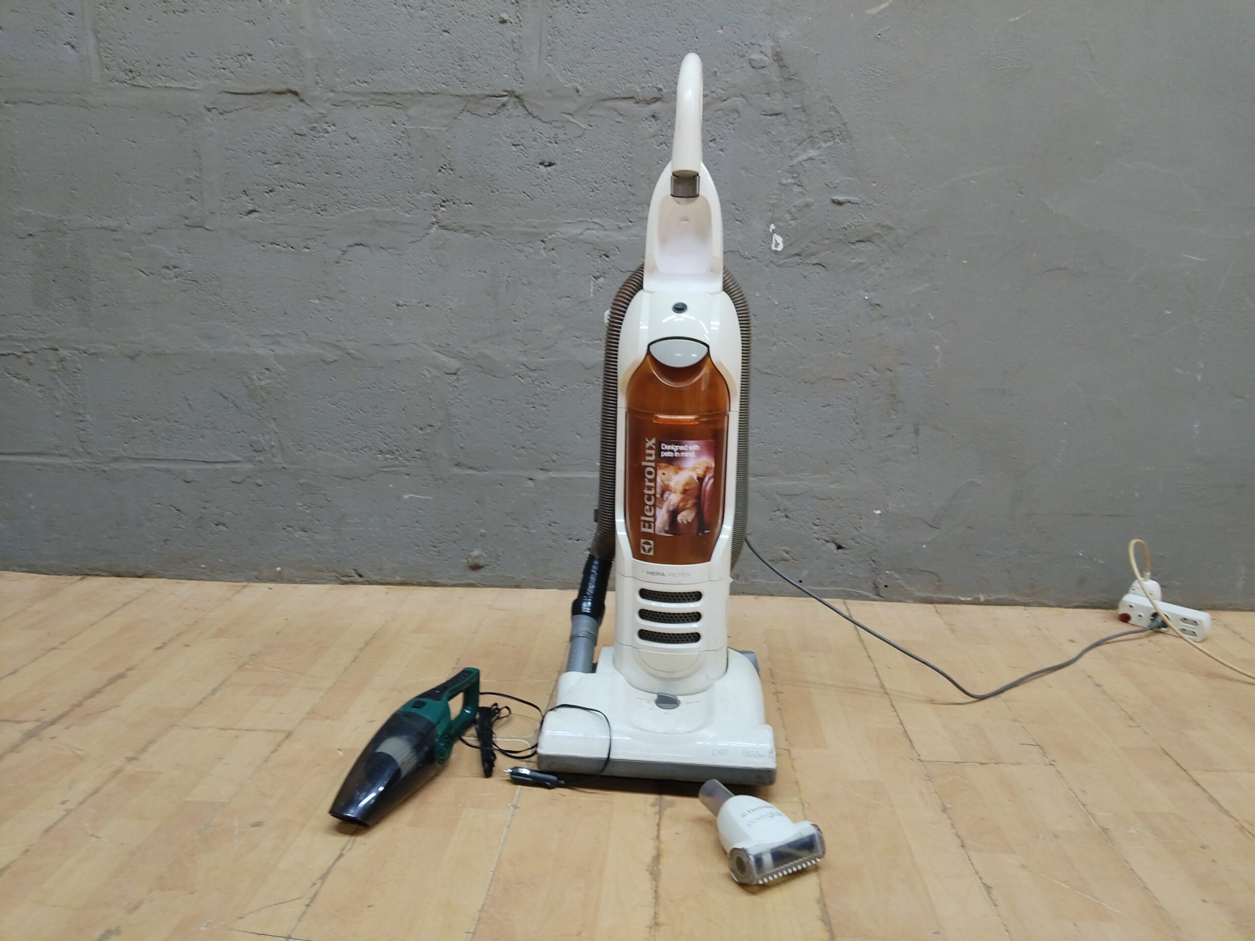 Electrolux Upright Vacuum Cleaner (Model Z3276) with Handheld & Brush Attachments