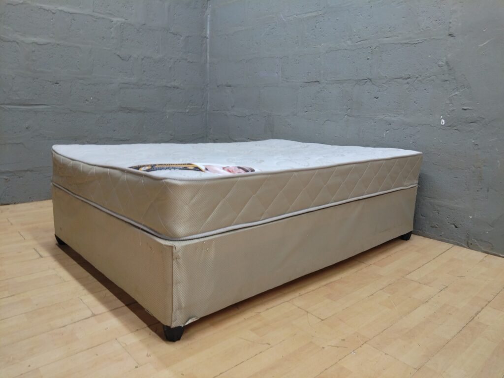 Double mattress with fabric divan base (Sleep Comfort Dream Master)