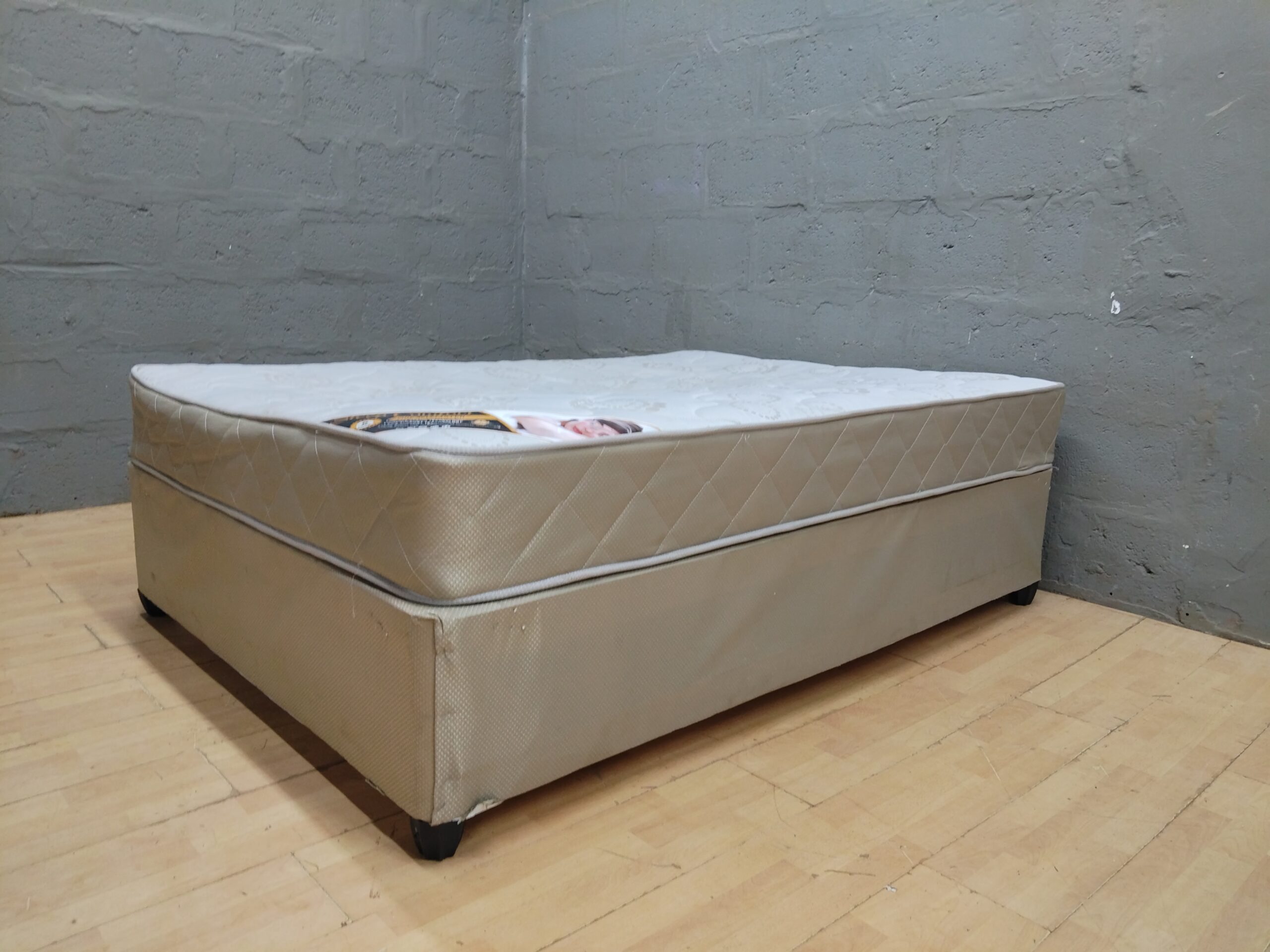 Double mattress with fabric divan base (Sleep Comfort Dream Master)