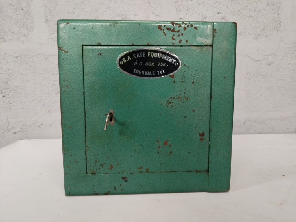 Small Green Metal Cube Safe with Key & Interior Shelf (31 x 31 x 31 cm)
