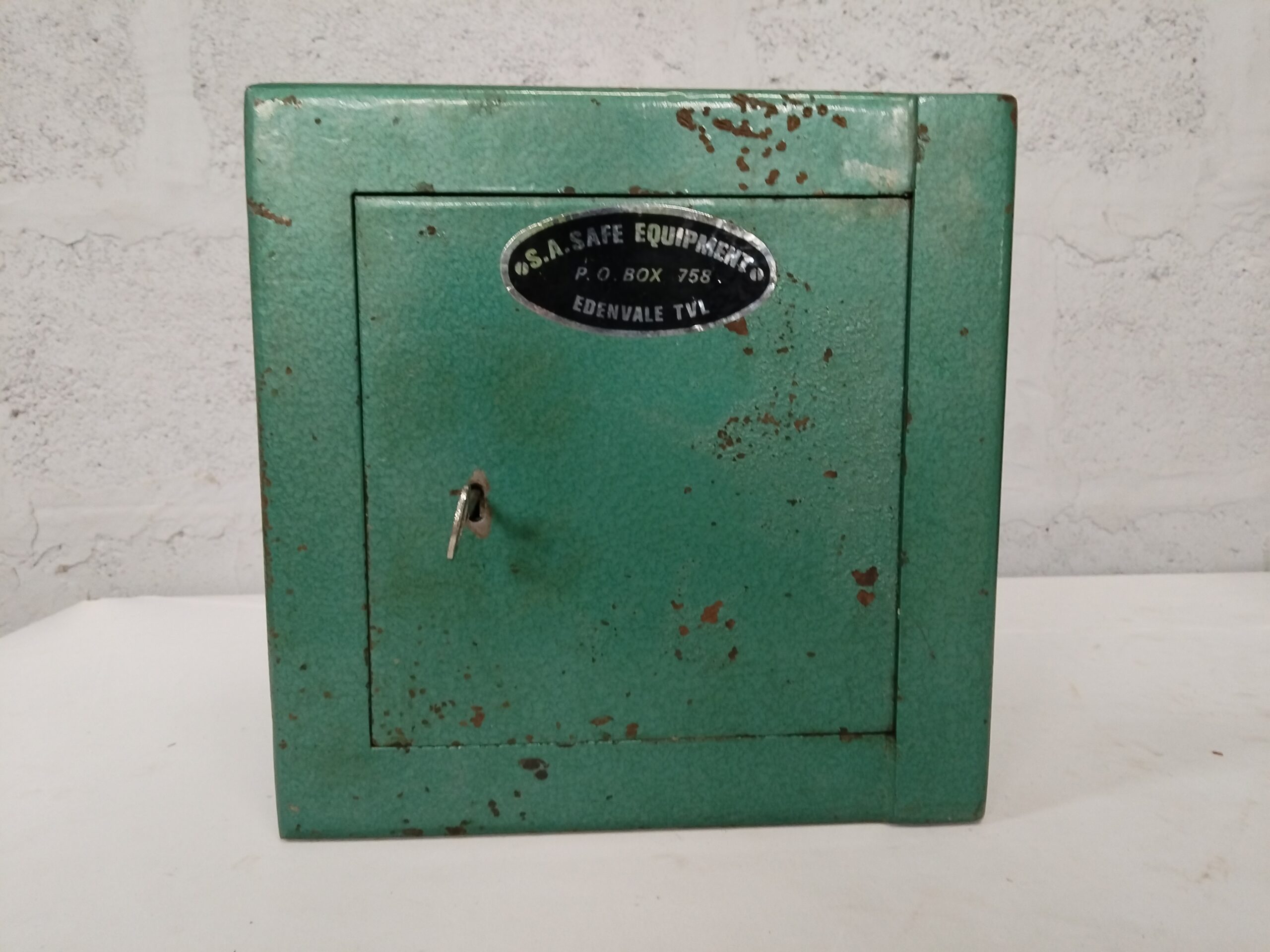 Small Green Metal Cube Safe with Key & Interior Shelf (31 x 31 x 31 cm)