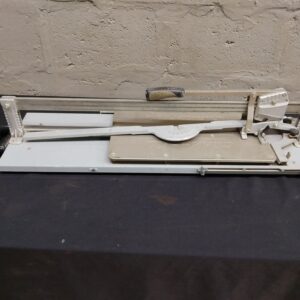 Manual Tile Cutter — 104 x 30 x 29 cm, metal rails, cutting arm, caster wheels