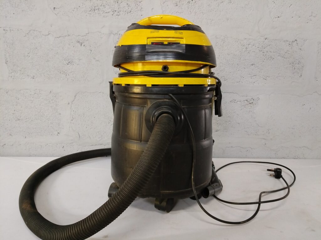 Conti Aquarobot CTI-200 Wet/Dry Vacuum (Yellow/Black) — Untested Unit