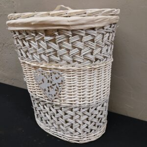 White/Cream Woven Wicker Laundry Basket / Hamper with Lid & Fabric Liner