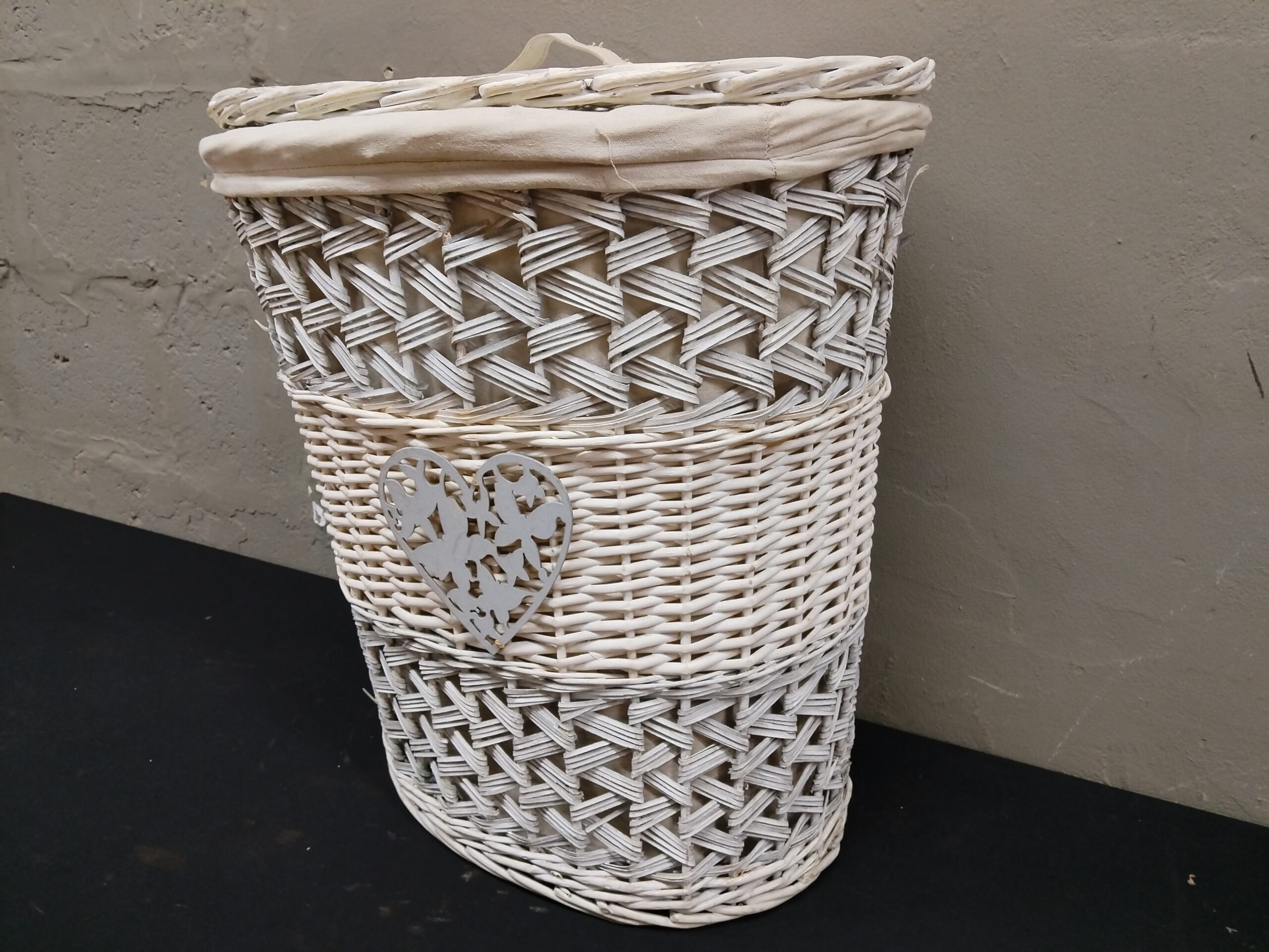 White/Cream Woven Wicker Laundry Basket / Hamper with Lid & Fabric Liner