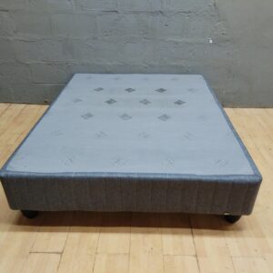Grey Fabric-Upholstered Queen-Size Bed Base on Short Legs (153 x 189 x 43 cm)