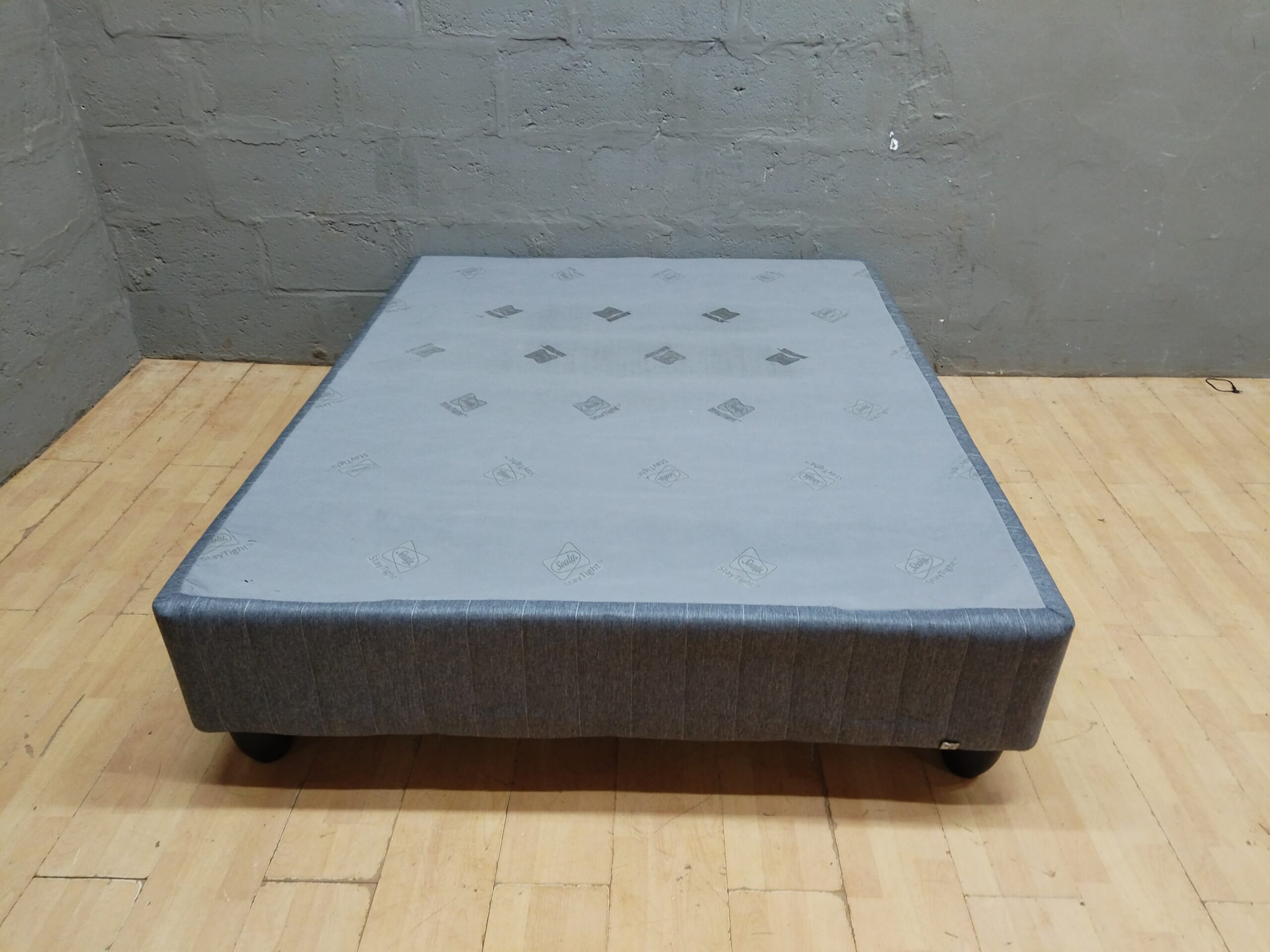 Grey Fabric-Upholstered Queen-Size Bed Base on Short Legs (153 x 189 x 43 cm)