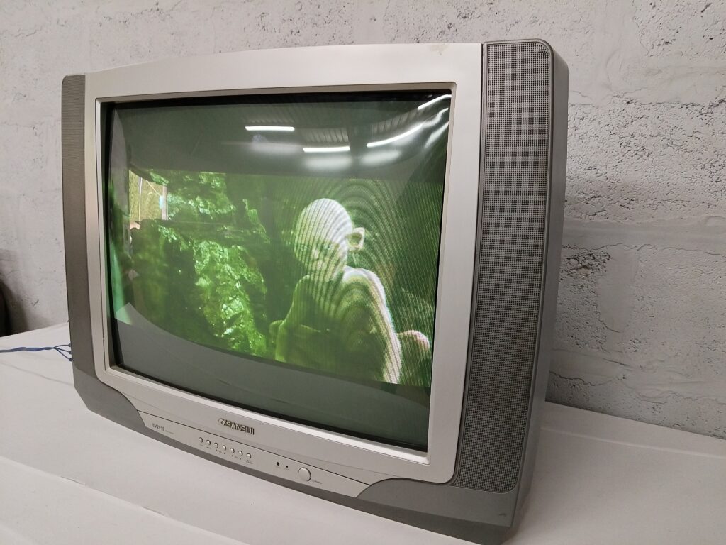 Sansui SV2918 CRT Television — Powers On, Green Tint & Horizontal Banding