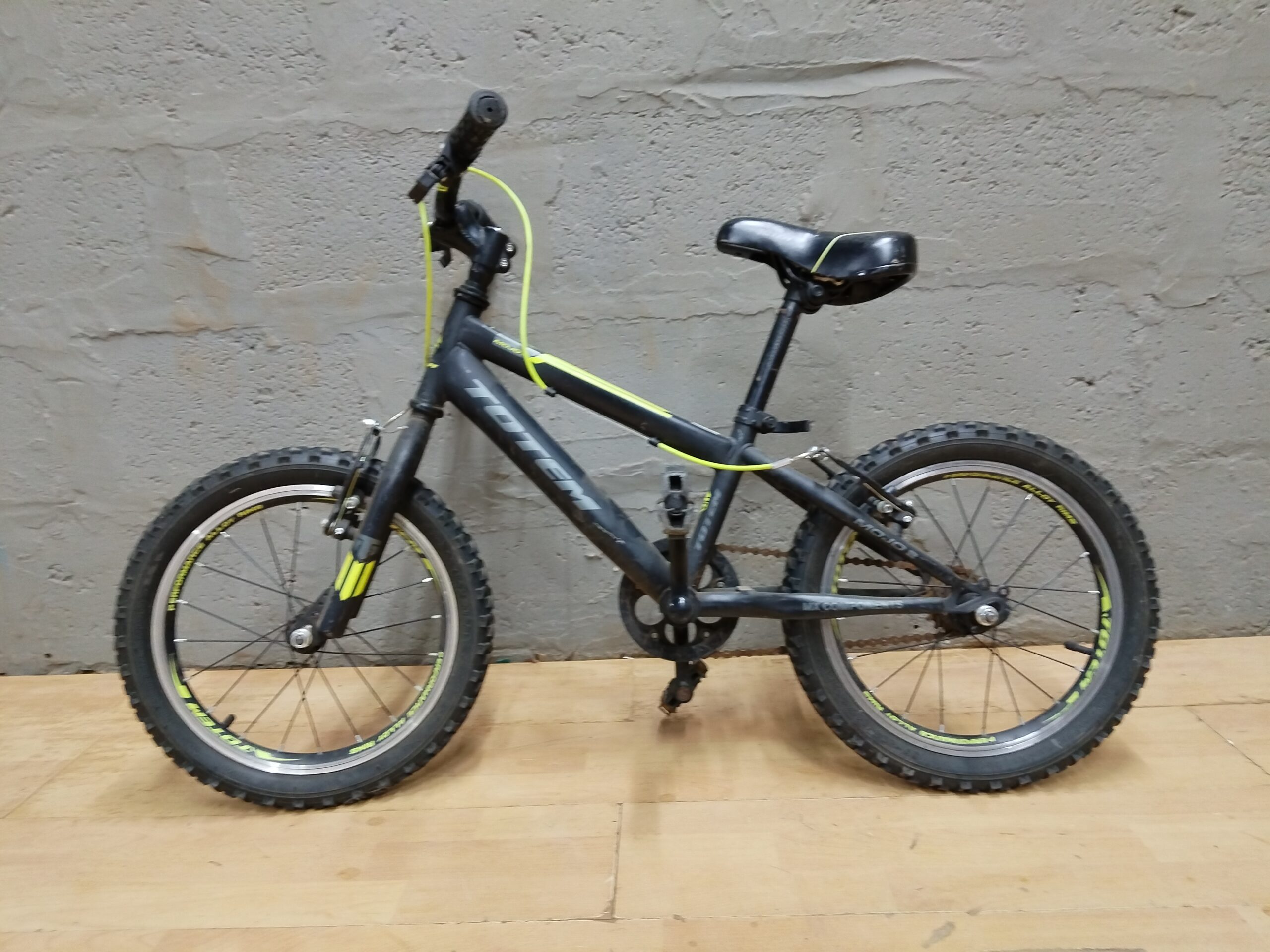 TOTEM Small Children’s Bicycle – Matte Dark Frame with Neon Yellow Brake Housings