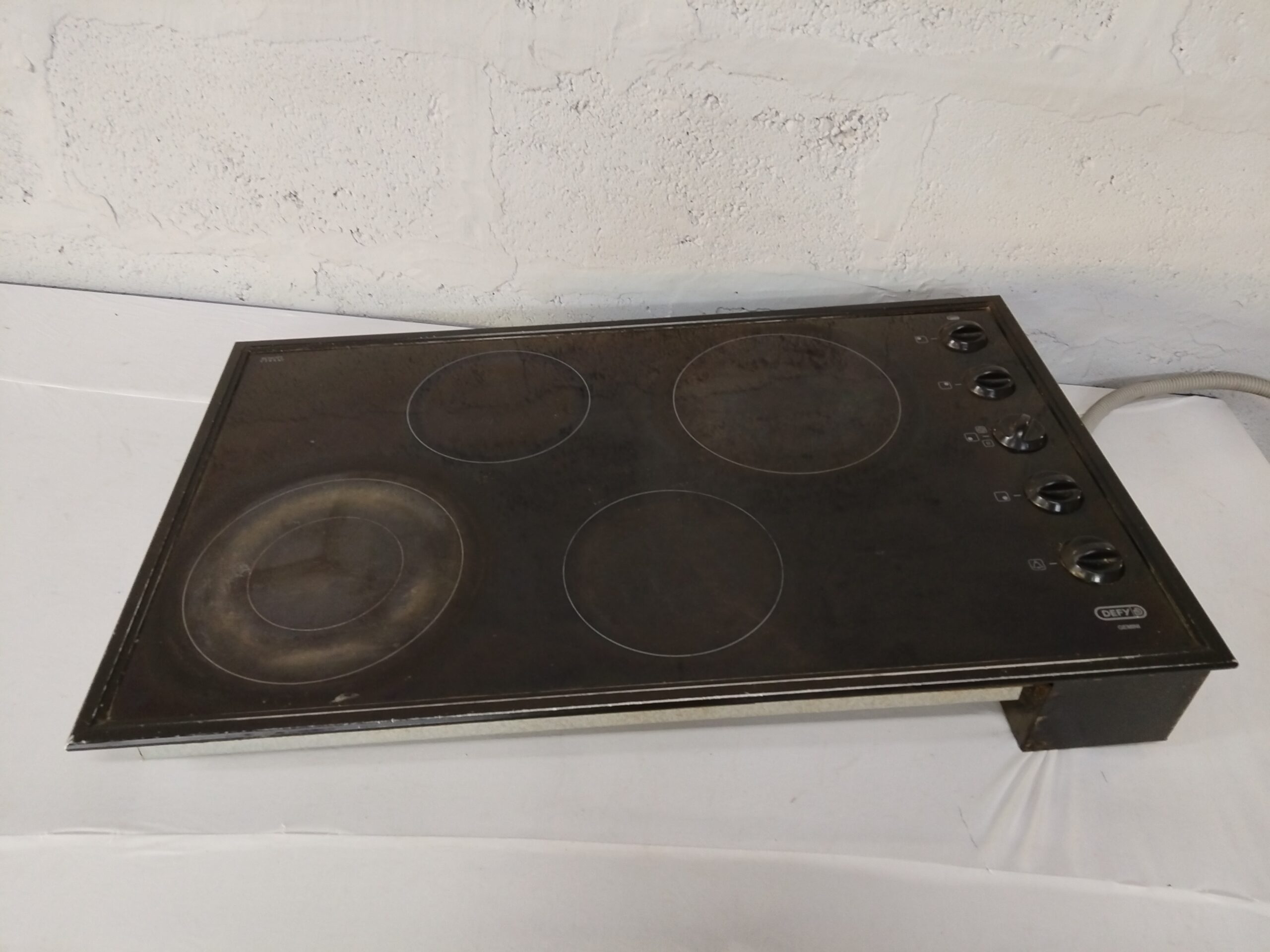 Defy DH0338 4-Burner Glass-Ceramic Electric Cooktop (Untested, Chips & Staining)