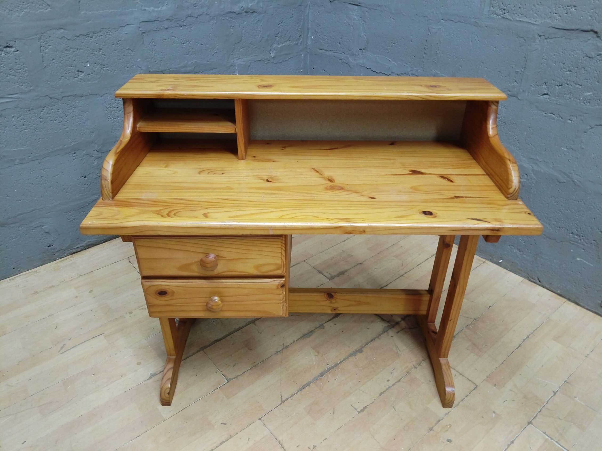 Light-Brown Wooden Desk with Raised Shelf & Two Drawers — 114×55×100 cm ()