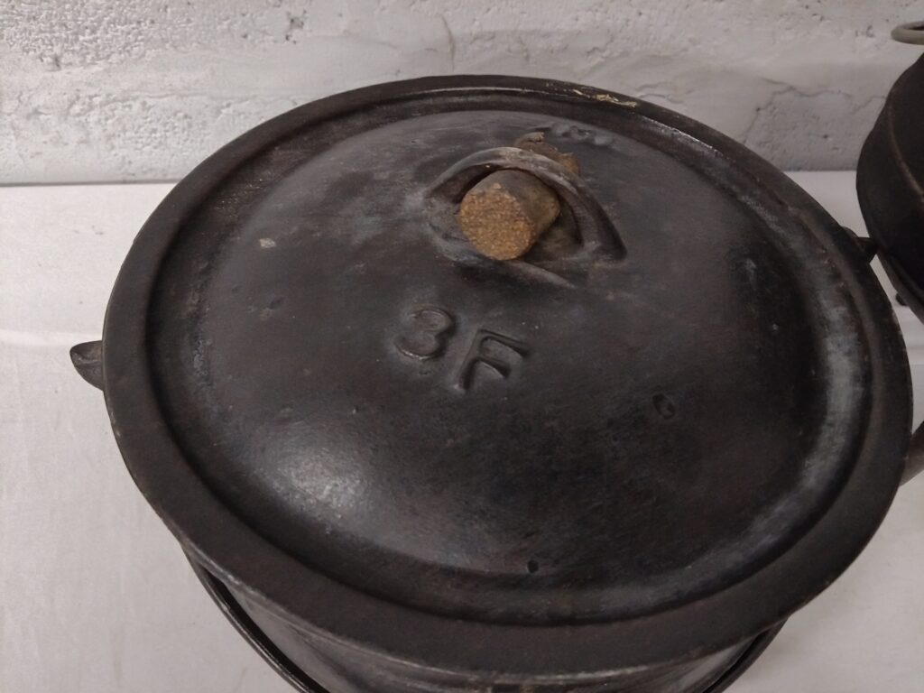 Set of 3 Cast-Iron Cookware Pieces – Pots & Skillet, Used with Surface Rust