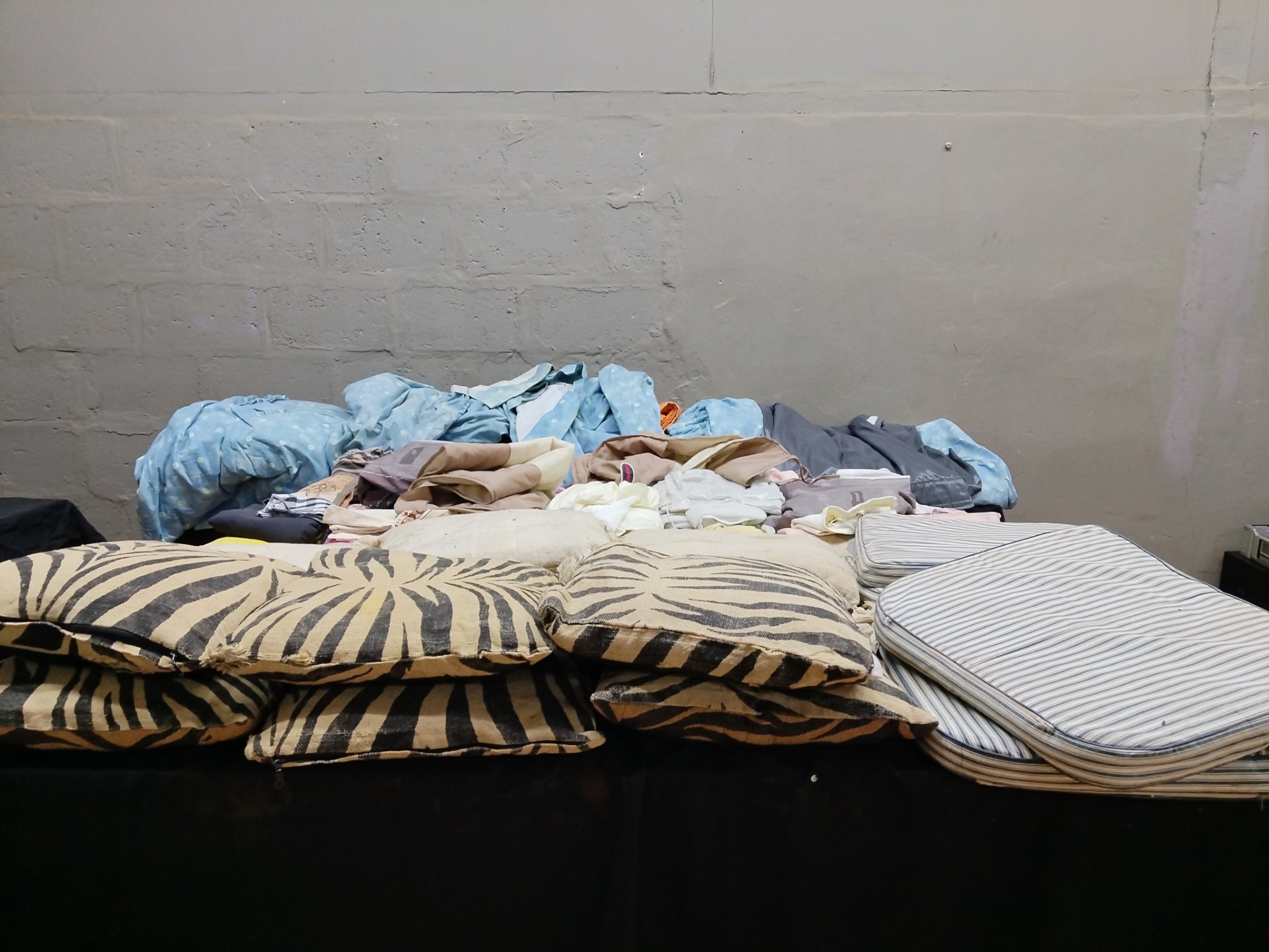Bulk Lot of Assorted Cushions, Cushion Covers & Household Textiles (Approx. 15 Pieces)