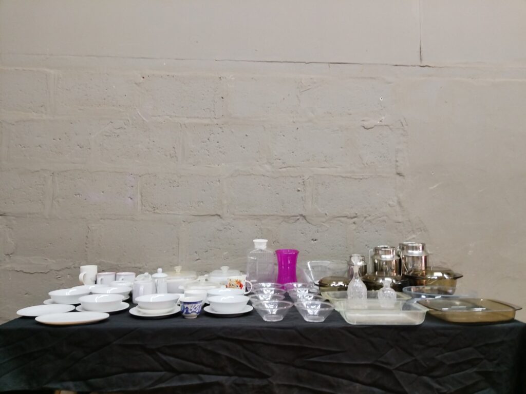 Bulk Lot of Assorted Kitchenware – Plates, Bowls, Mugs, Glassware, Cookware & More (Est. 42 Pieces)