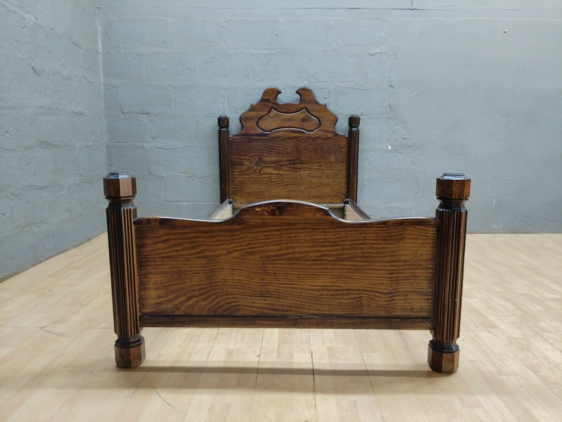 Classic Wooden Single Bed Frame – With a Distinctive Scalloped Headboard and Footboard featuring turned corner posts  Solid Build, 125 x 244 x 132cm