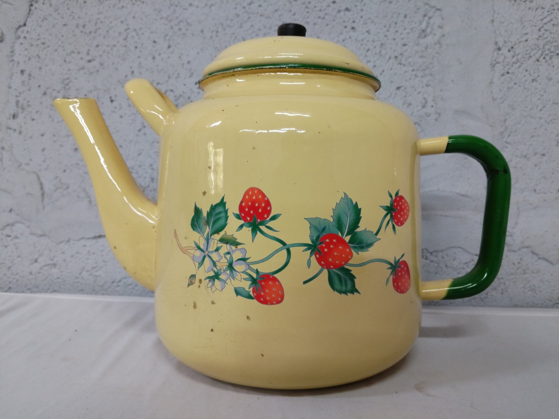 Vintage Yellow Enamel Teapot with Strawberry Motif – Charming Collectible, Used Condition