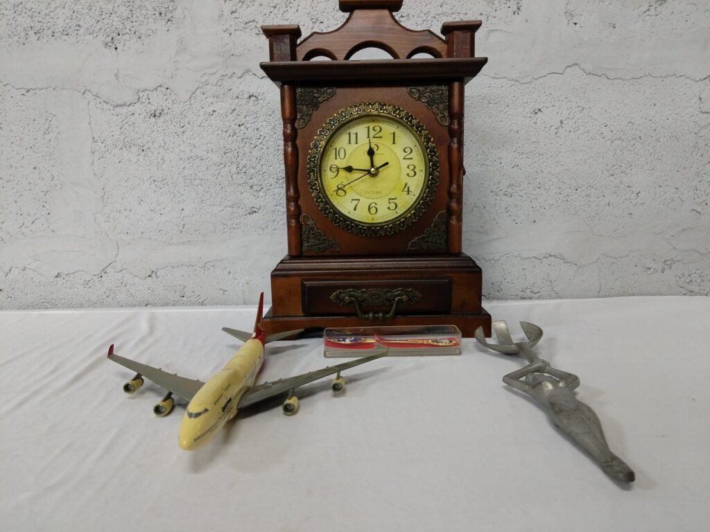 Mixed Lot: Wooden Quartz Mantel Clock, Qantas Model Airplane, Thailand Souvenir Spoon & Novelty Tool