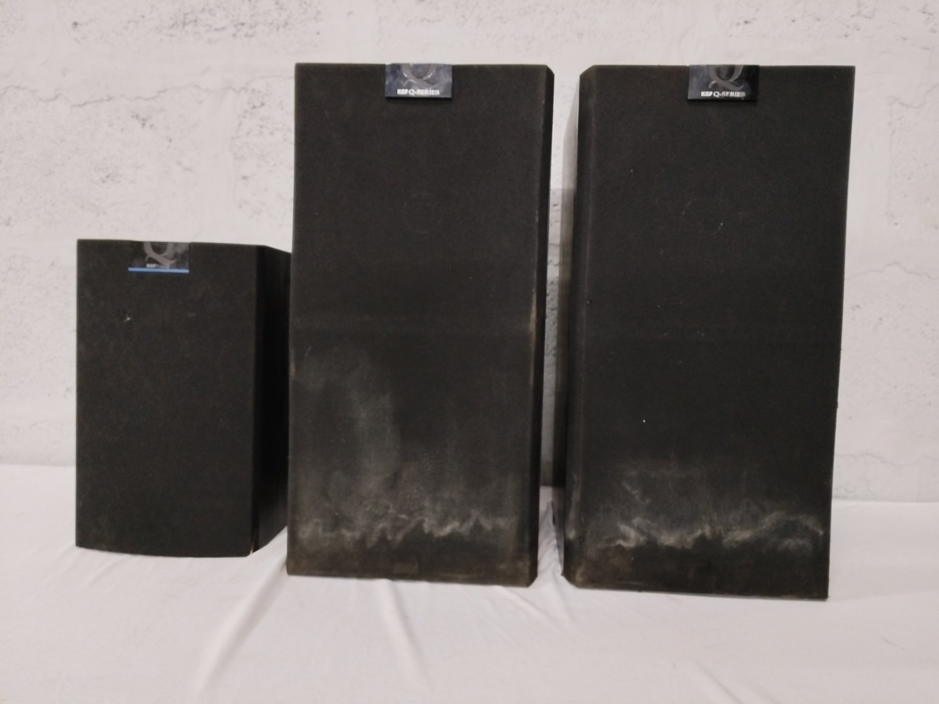 KEF Q-Series Speaker Set: 2 Floorstanders & 1 Q10 Bookshelf –   Needs Cleaning