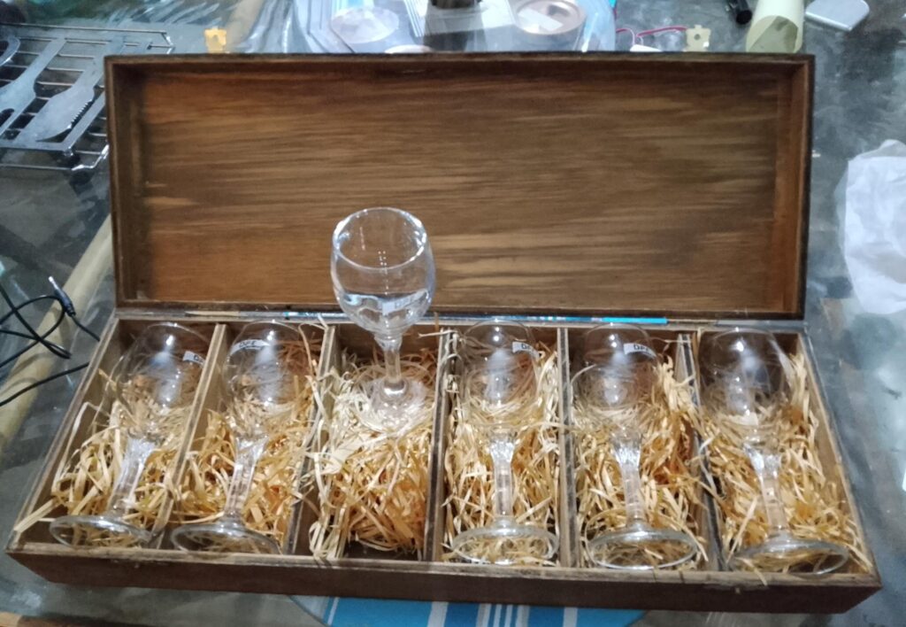 Set of 6 Wine Glasses in Wooden Presentation Box – No Chips or Cracks