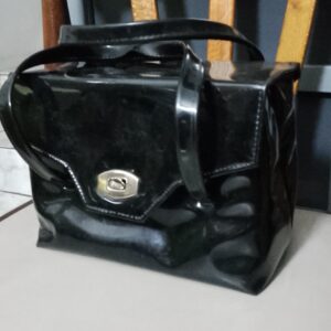Black Patent Handbag with Metal Clasp – 21x17x9cm, Used Condition