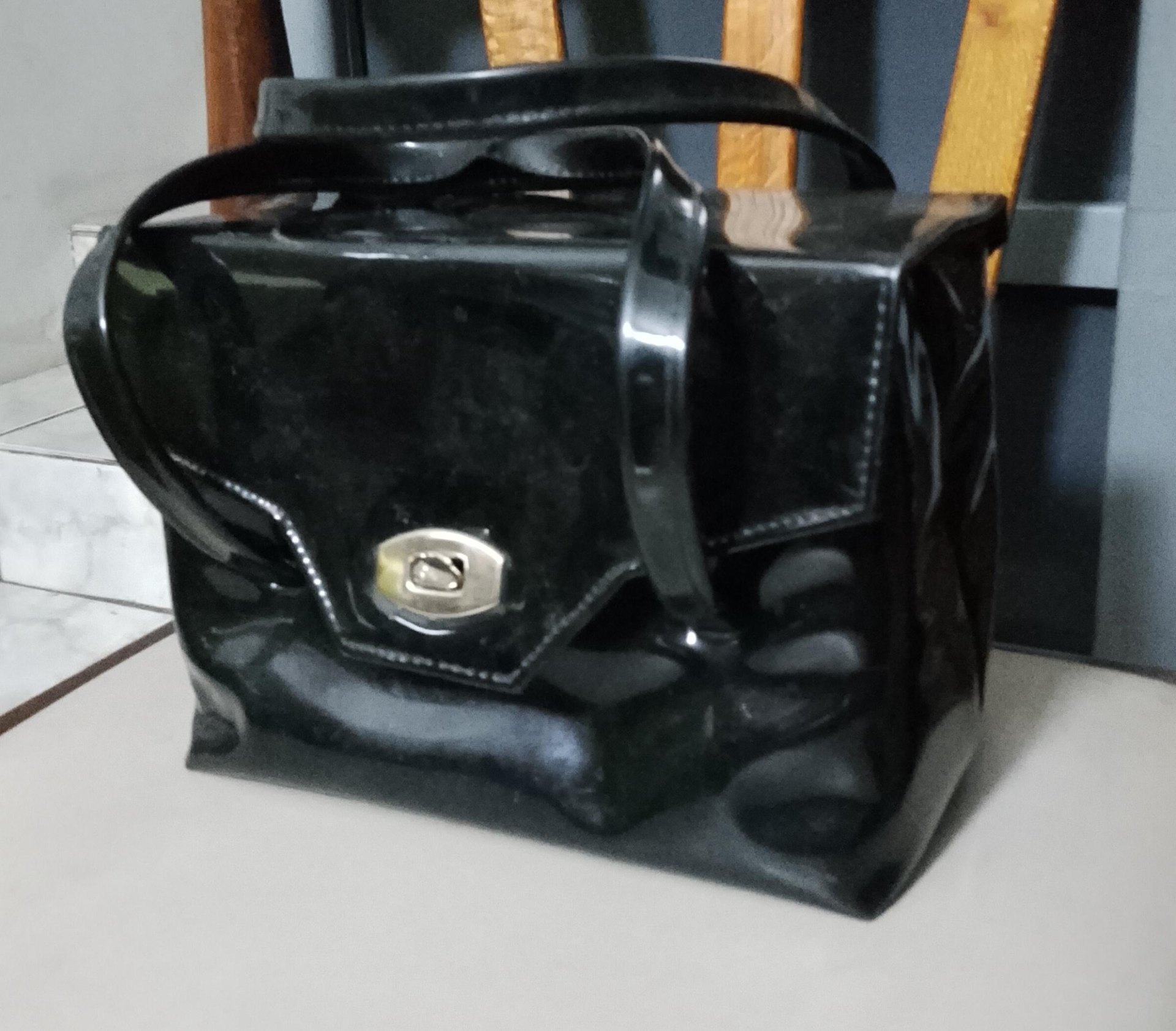 Black Patent Handbag with Metal Clasp – 21x17x9cm, Used Condition