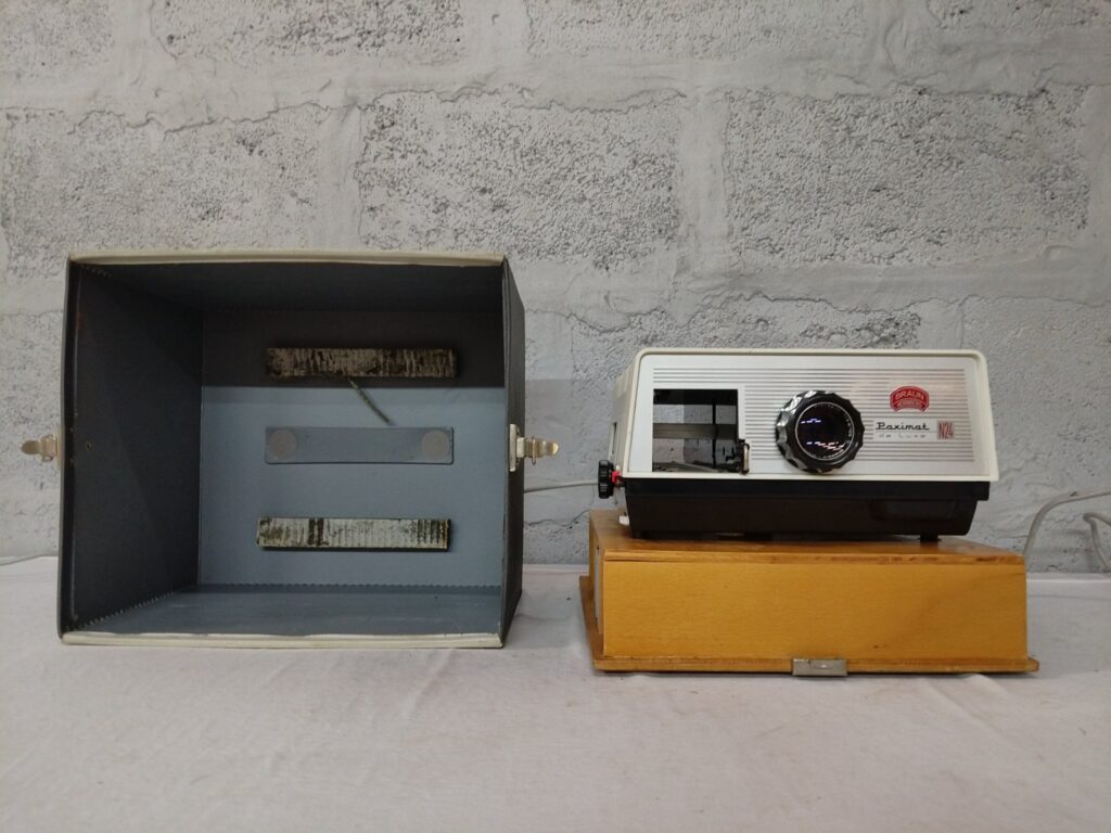 Braun Paximat N24 slide projector with wooden base and carrying case – tested, lamp lights
