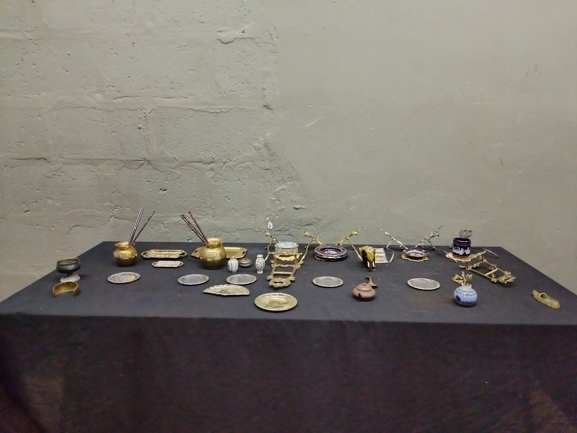 Mixed lot of 27 small decorative metal & ceramic ornaments — trays, stands, vases, trinkets