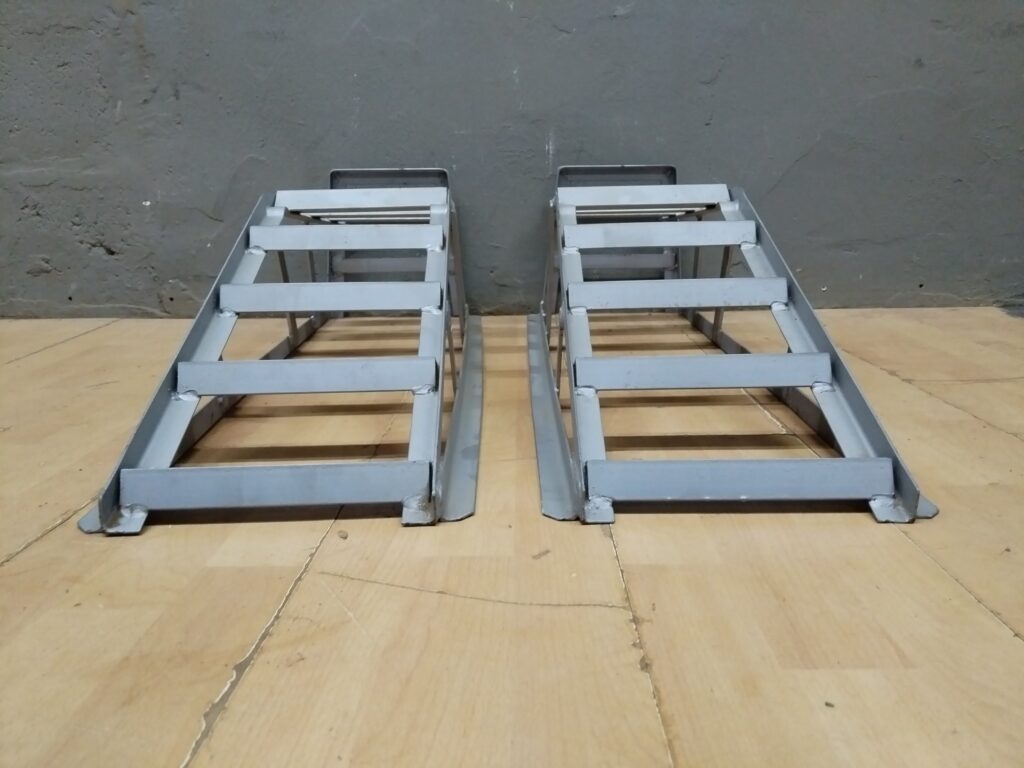 Pair of Steel Vehicle Loading Ramps – Ladder-style, 83 x 27 x 26cm (used)