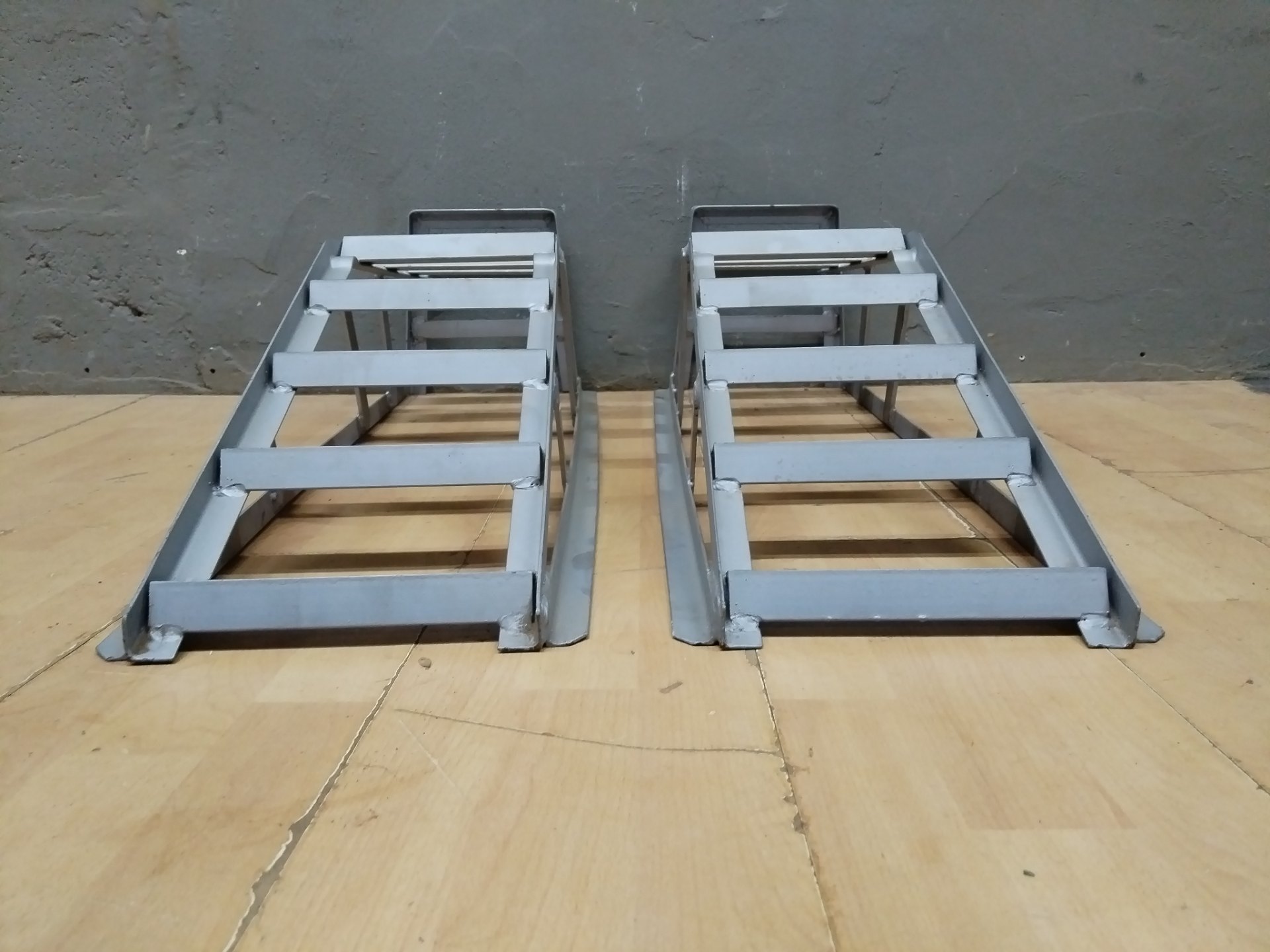 Pair of Steel Vehicle Loading Ramps – Ladder-style, 83 x 27 x 26cm (used)