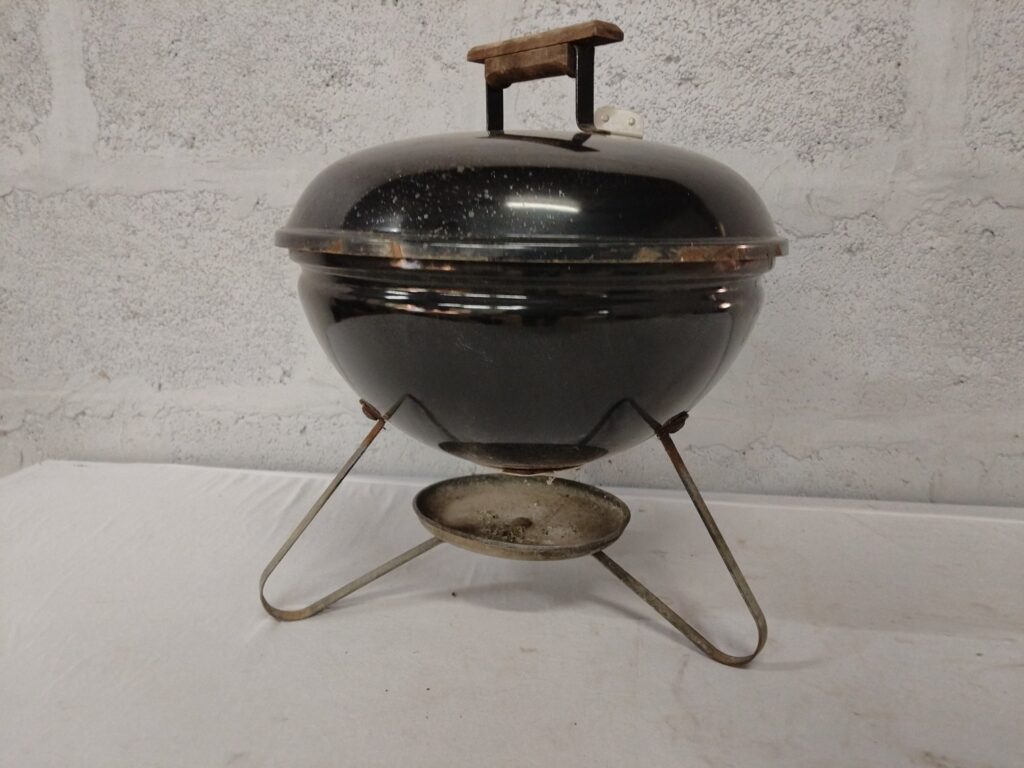 Weber-style Portable Kettle Charcoal BBQ – 35cm grate, heavy surface rust, untested