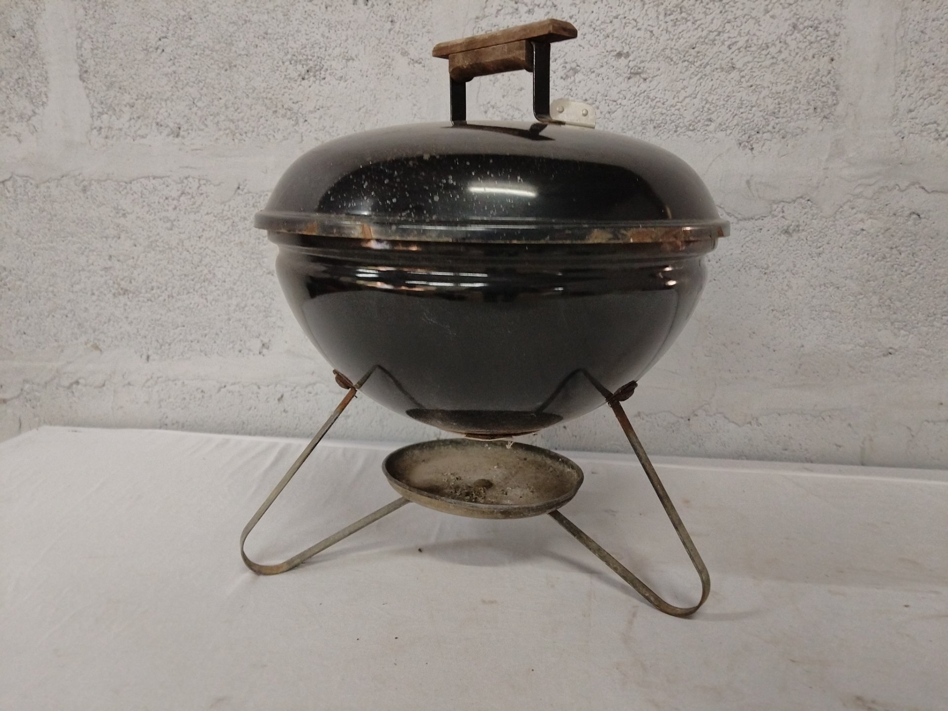 Weber-style Portable Kettle Charcoal BBQ – 35cm grate, heavy surface rust, untested