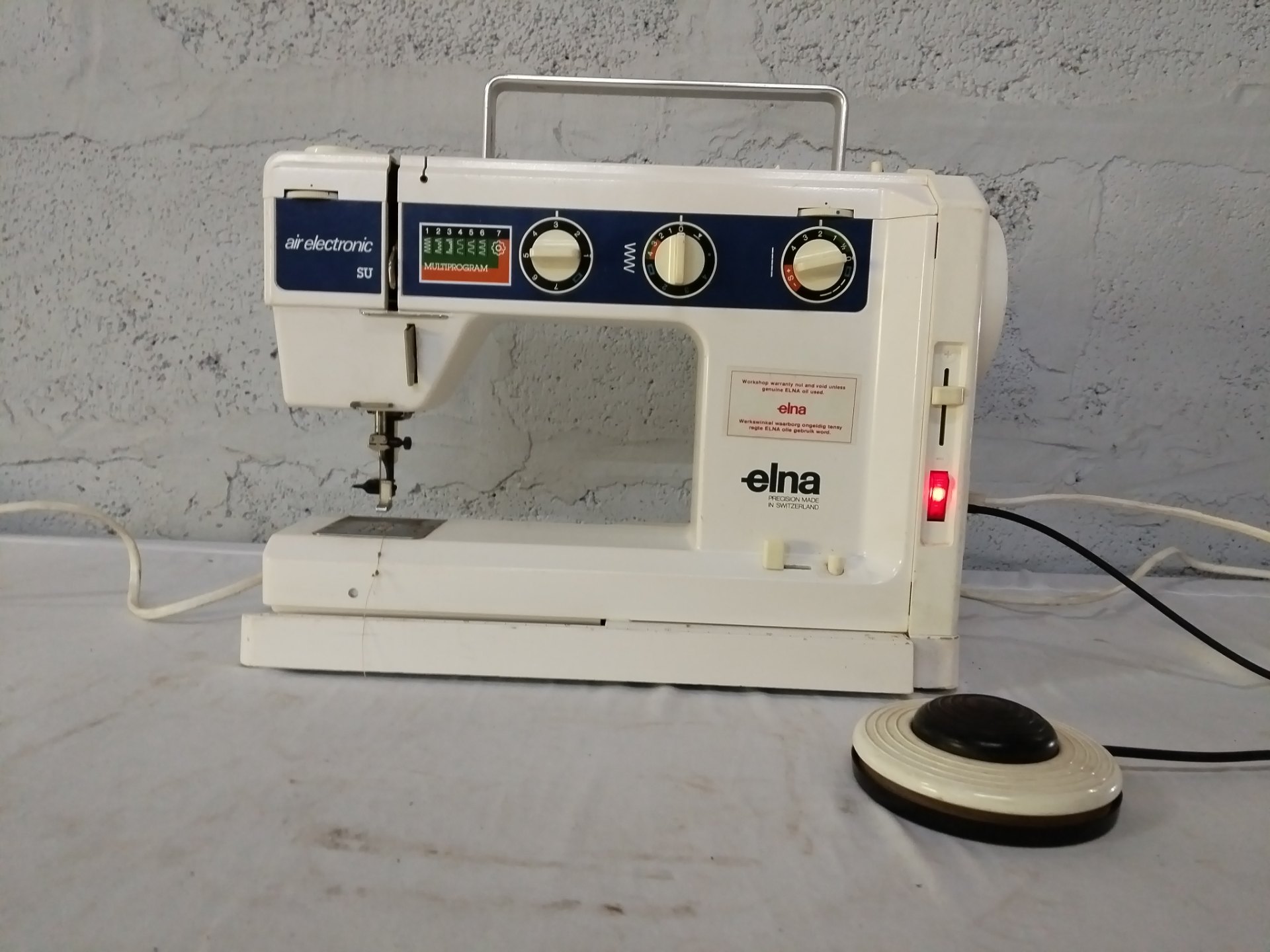 Elna air electronic SU sewing machine (Tavaro S.A. Geneva) — powered, foot pedal & mains lead included