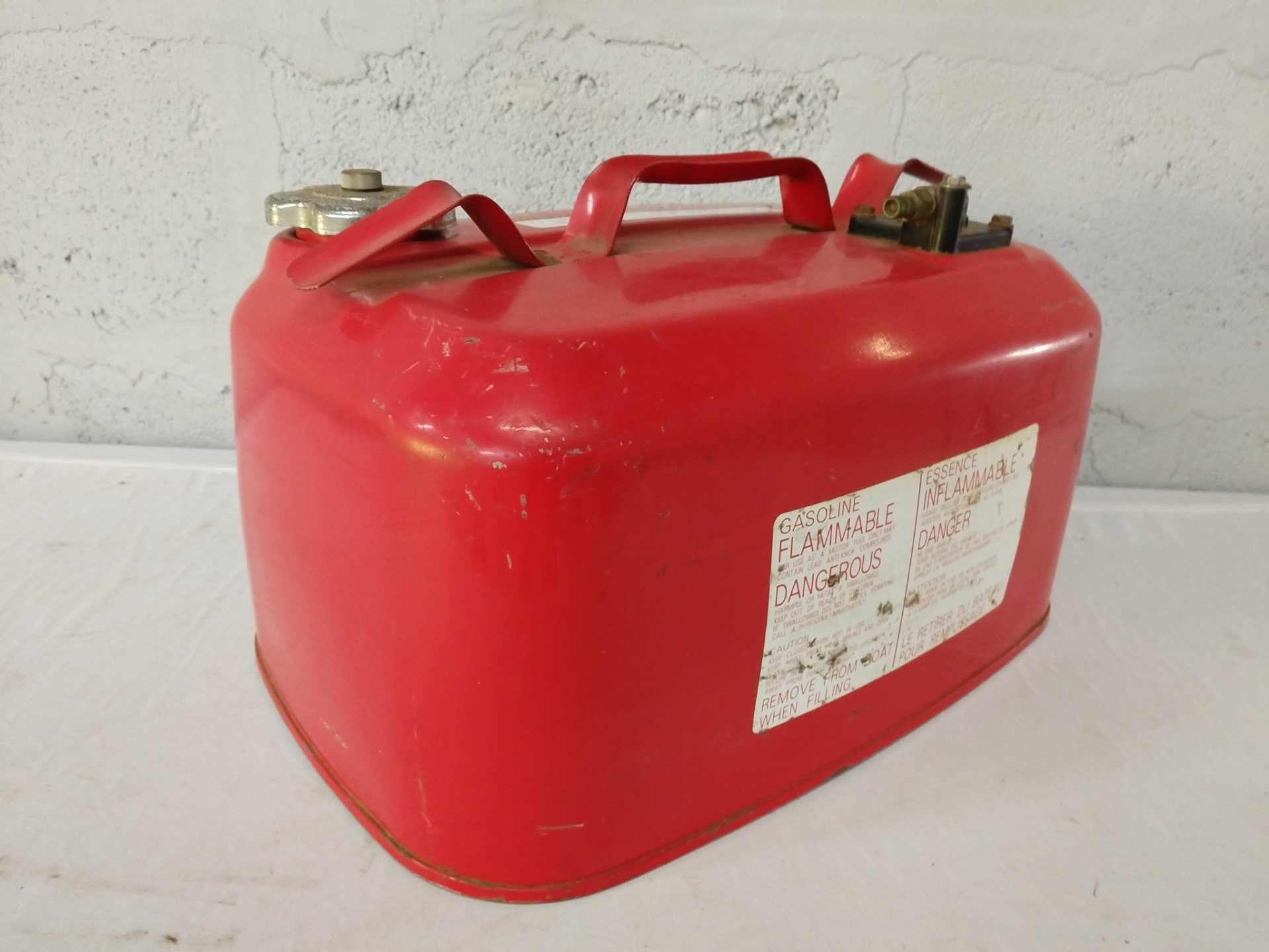 Suzuki 23L Portable Outboard Petrol Fuel Tank — Red, filler cap & quick‑connect, used
