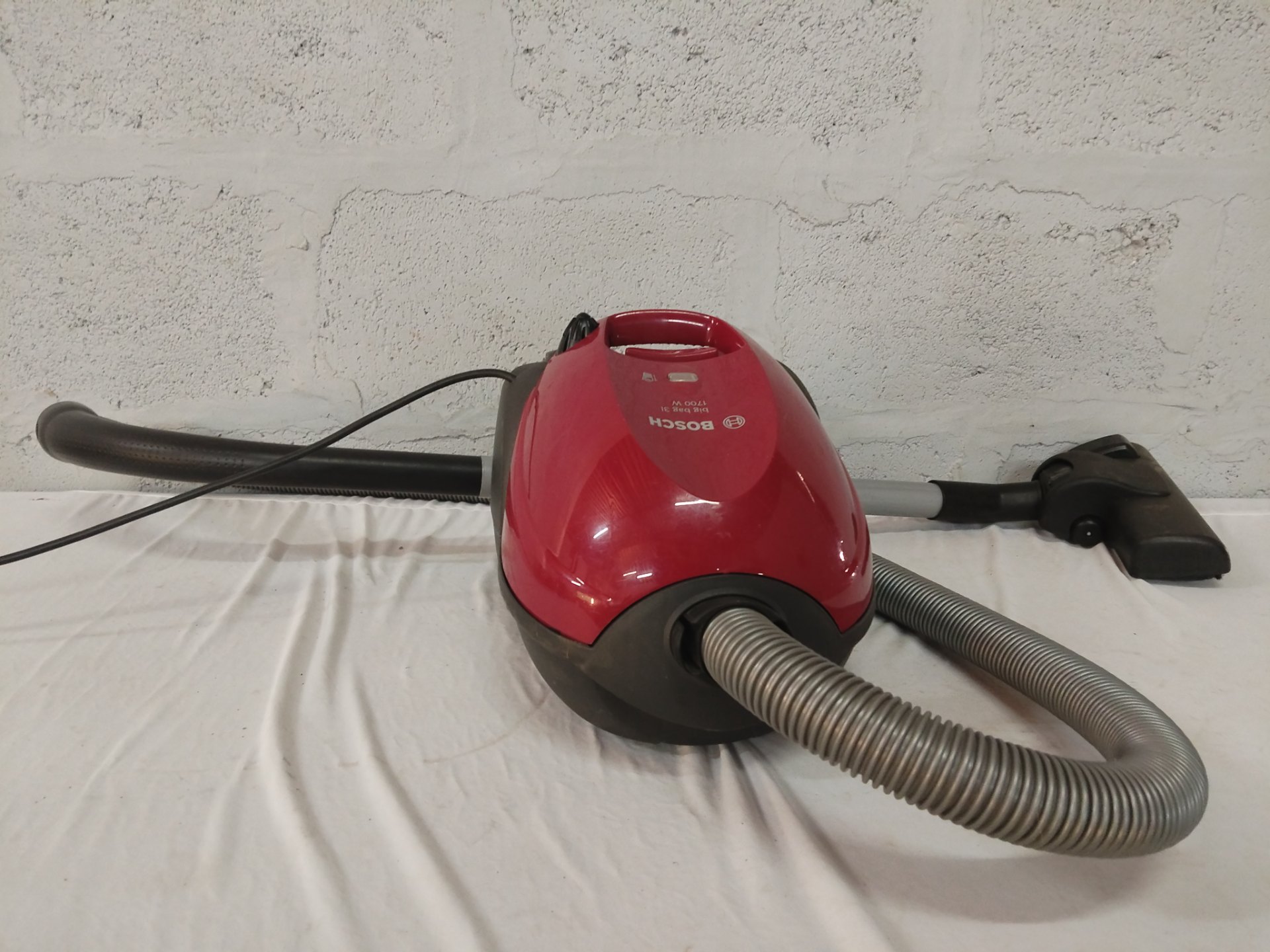 Bosch Big Bag 3l 1700W red canister vacuum — tested, bag & filter present