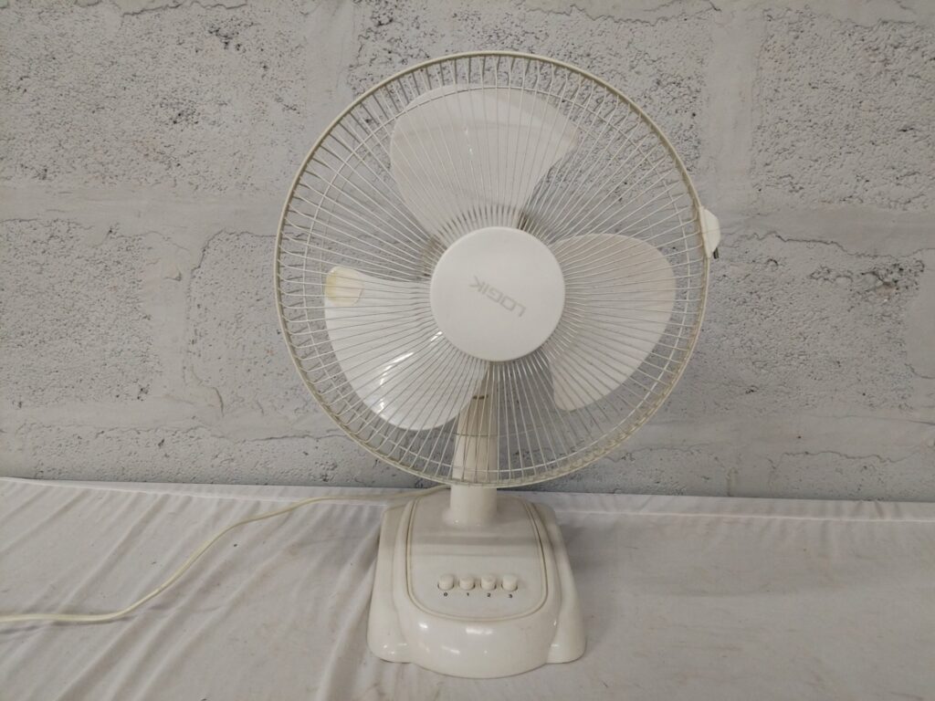 Logik 30cm Desk Fan (TS07-30) — Working, 3‑Speed, Oscillates — Used with Cosmetic Yellowing
