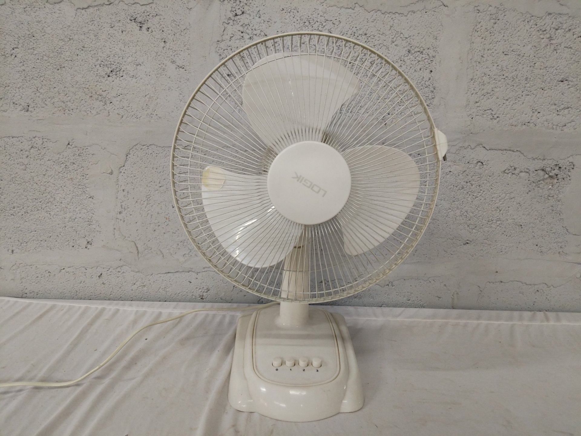 Logik 30cm Desk Fan (TS07-30) — Working, 3‑Speed, Oscillates — Used with Cosmetic Yellowing