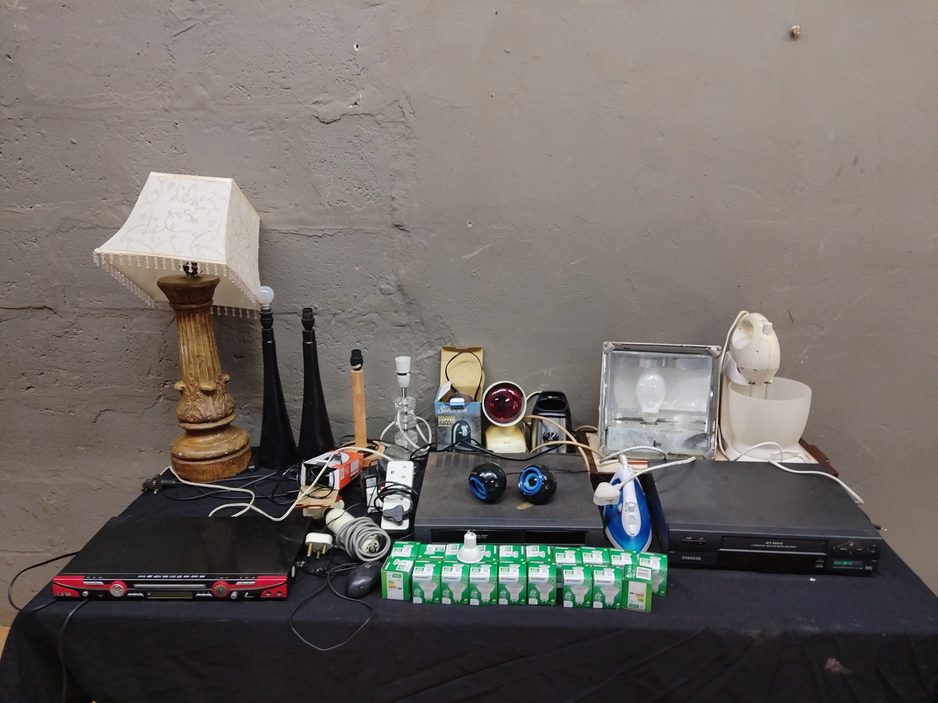 Mixed lot: lamps, light fittings, small appliances & electronics — 34 items