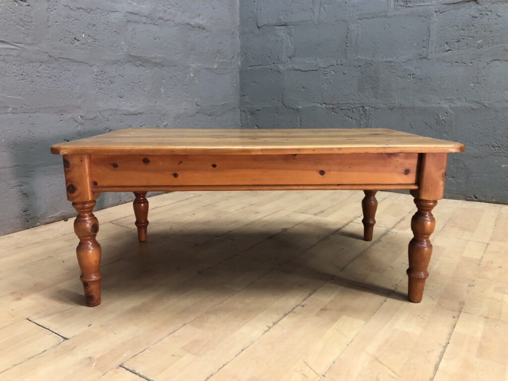 Oregon Pine Coffee Table, Turned Legs — 111 x 70 x 47 cm