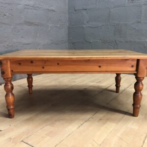 Oregon Pine Coffee Table, Turned Legs — 111 x 70 x 47 cm