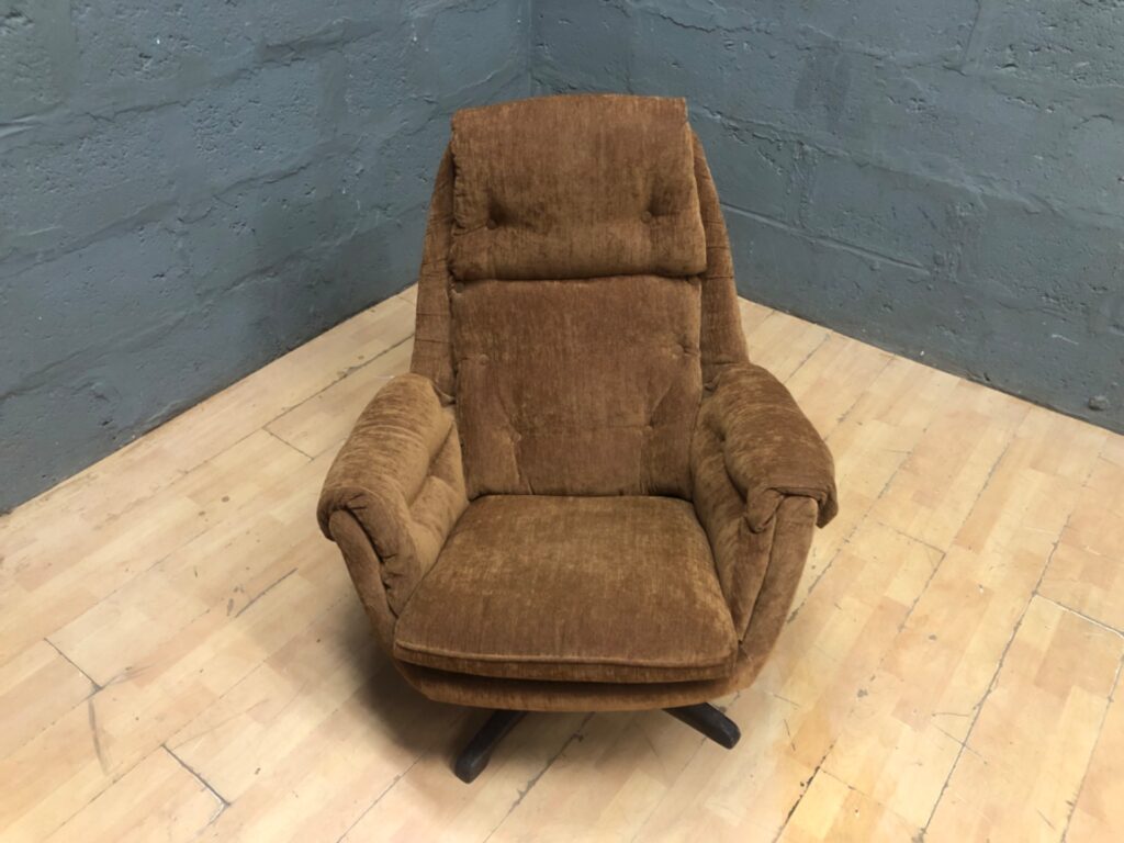 Vintage Swivel Armchair – Brown Upholstery, Broken, For Restoration or Display (95 x 62 x 86 cm)
