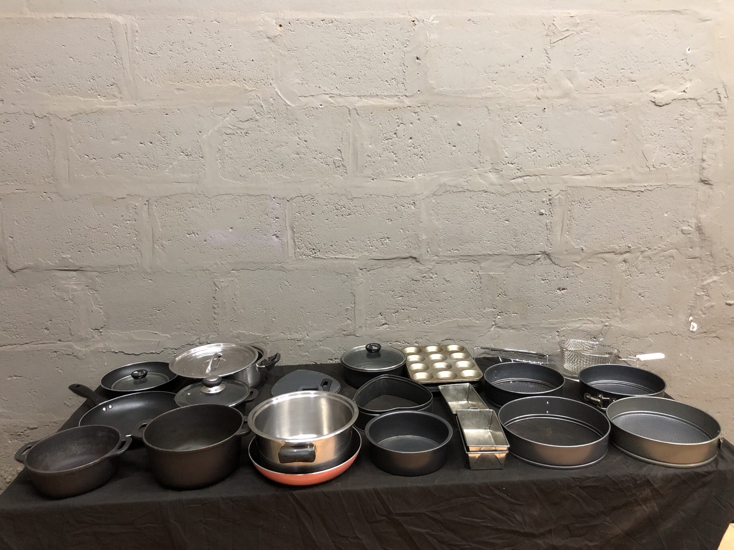 Bundle of Assorted Cookware & Bakeware — Pots, Pans, Tins (Approx. 15–18 pcs)