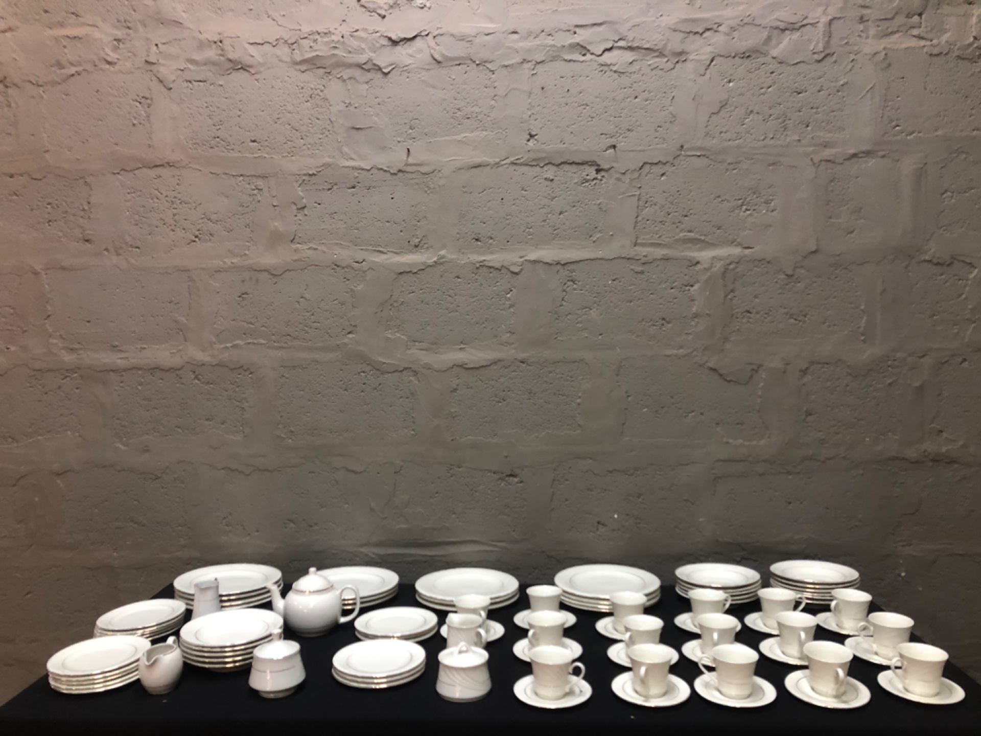 82-Piece High-Grade Ceramics White Porcelain Dinner & Tea Set with Gold Trim