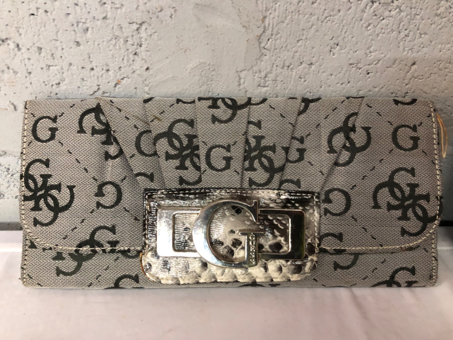 Bulk Lot: 2 Guess Clutch Bags & 2 Printed Zip Purses – Assorted Women’s Accessories