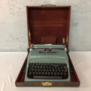 Olivetti Studio 44 Manual Typewriter with Original Case – Vintage Italian Design, Spares/Repair