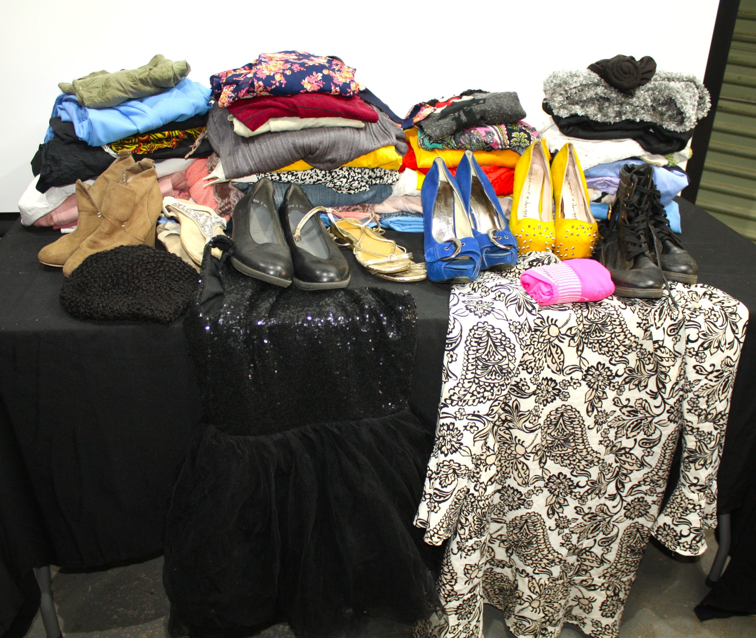 Mixed Lot of Women’s Clothing & Shoes — Folded Tops, Dresses, Boots and Heels (30–50 pcs claime