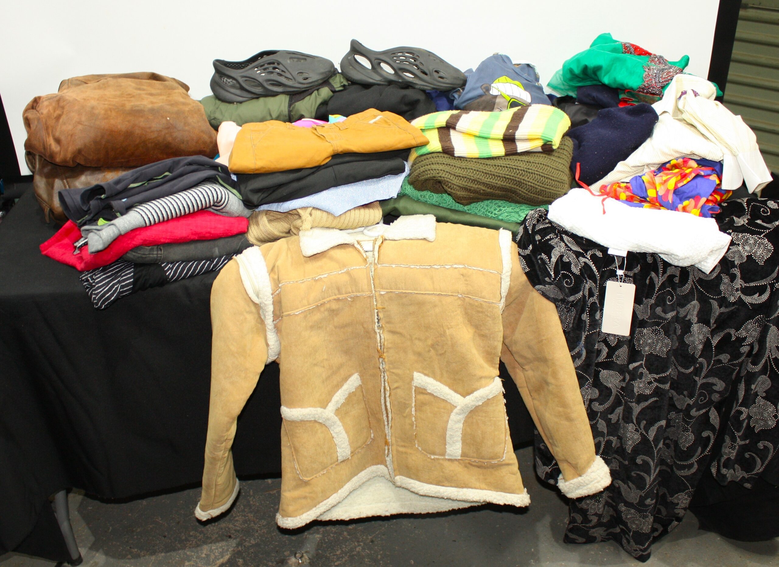 Mixed lot of used clothing & footwear (approx. 20–30 items) — bulk lot