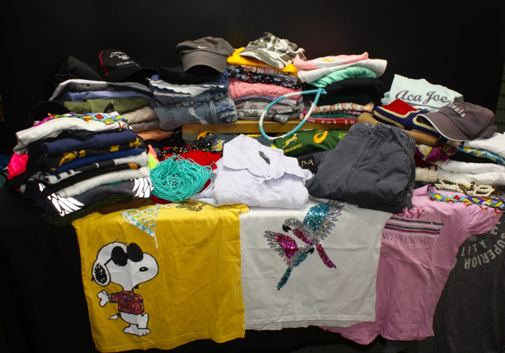 Mixed lot of approx. 30 assorted clothing & accessories (men’s, ladies’, children’s)