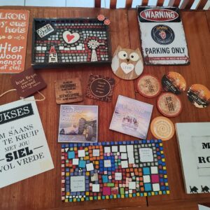 Lot of Assorted Wall Decorations – Mixed Plaques, Signs & Mosaic Pieces (≈16 pcs)